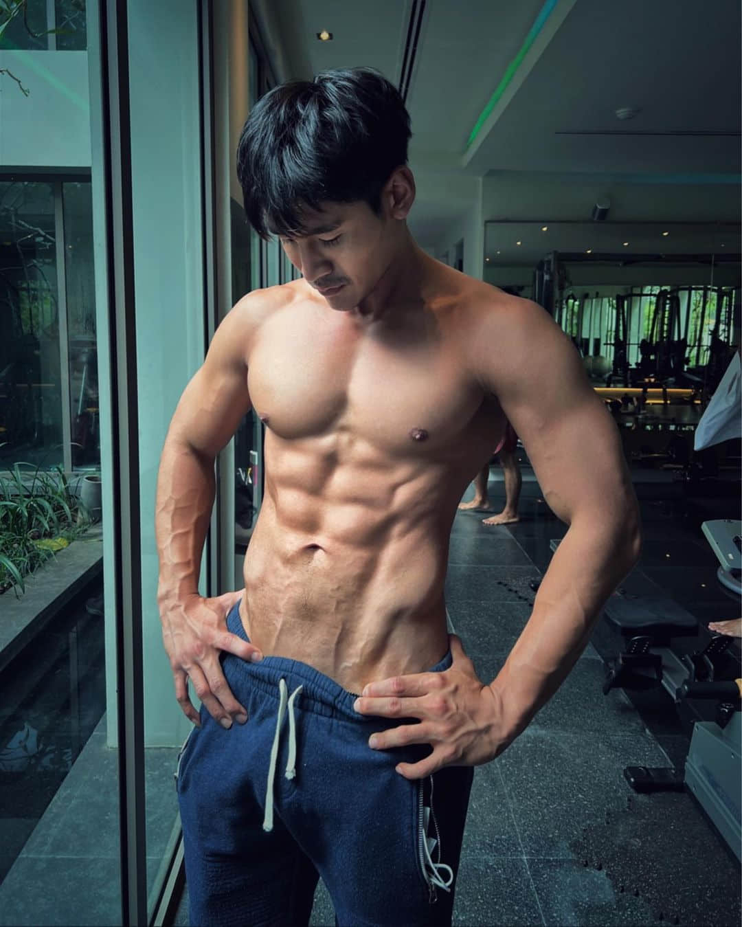 周一品肌肉|卖萌、耍酷、搞笑!样样都来的泰国型男:Sirinutt Cholvibool-NICEGAY