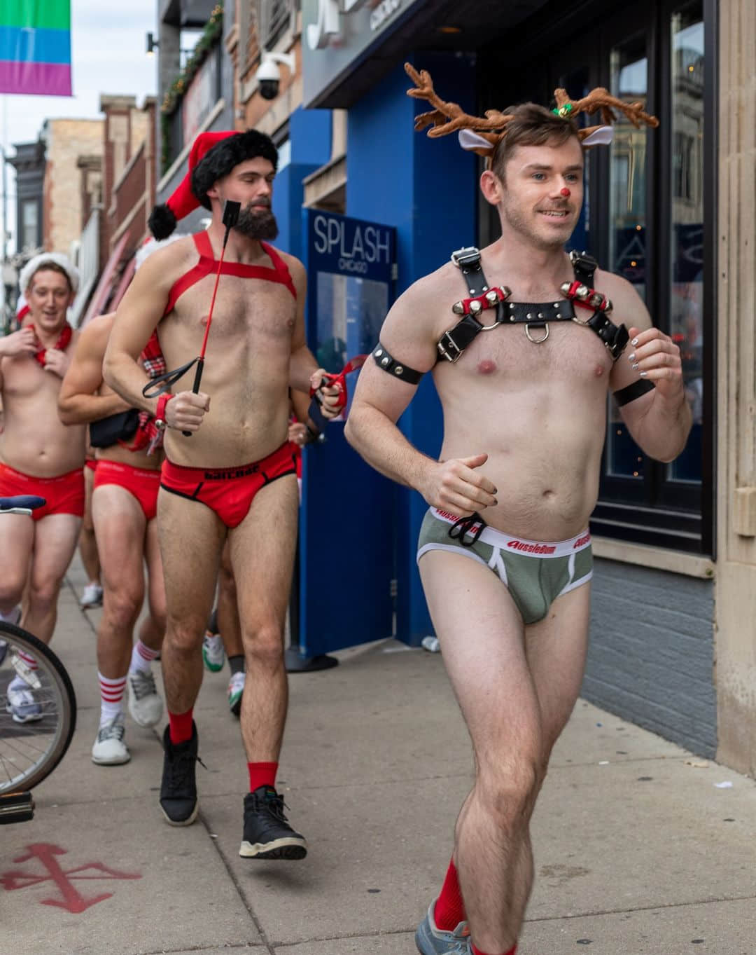 泳裤路跑辣翻圣诞! 胸甲驯鹿、圣诞勐男全都上街晃起来-NICEGAY