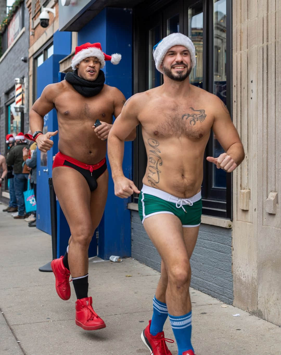 泳裤路跑辣翻圣诞! 胸甲驯鹿、圣诞勐男全都上街晃起来-NICEGAY