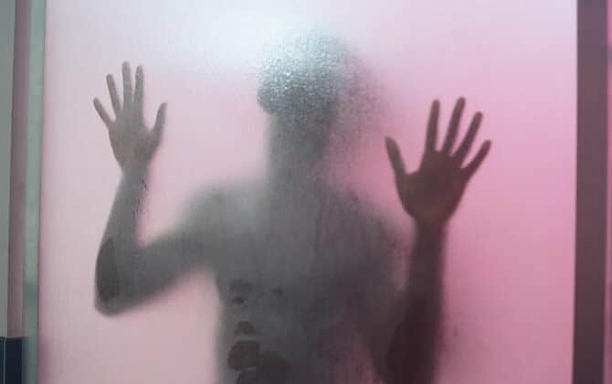 健身房公告:別在更衣室裡打砲啦! 網友歪樓:「所以可以在健身器材上囉?」-NICEGAY
