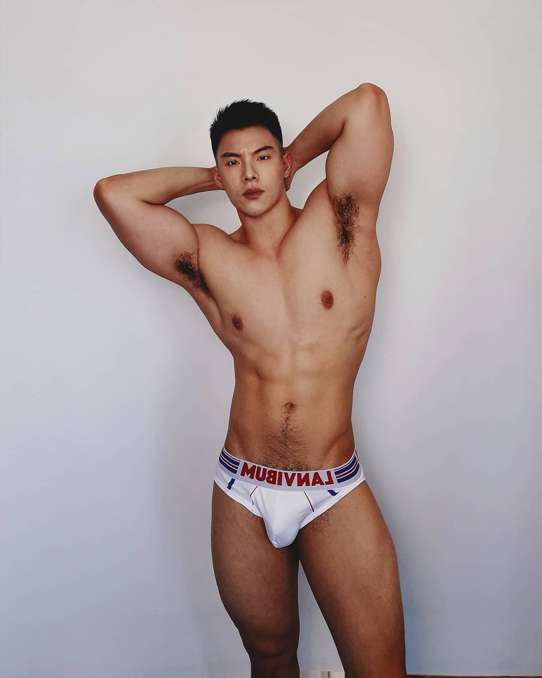週一品肌肉|奶油肌上的性感毛毛! Man 味十足的國內男模:溫戰-NICEGAY