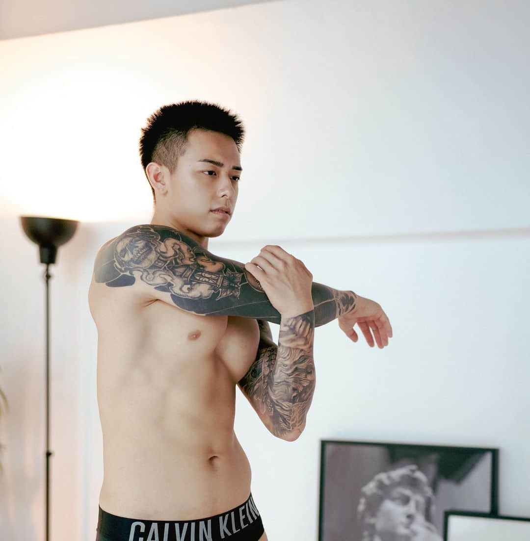 Titus Low 因重返 OnlyFans 被判入獄:「這種禁令持續下去是很不公平的。」-NICEGAY