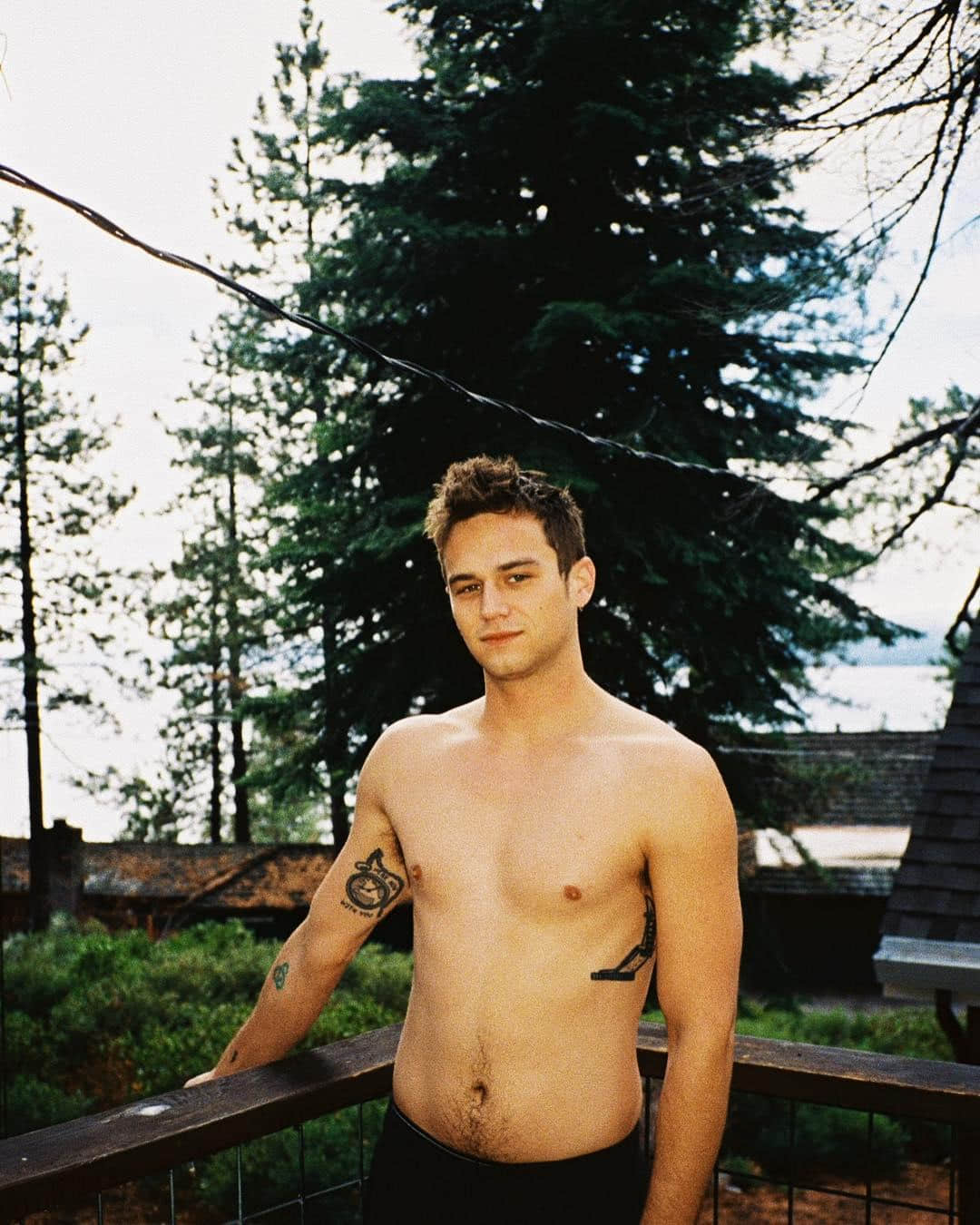 《漢娜的遺言》同志演員 Brandon Flynn 主演翻拍經典恐怖片《養鬼吃人》-NICEGAY