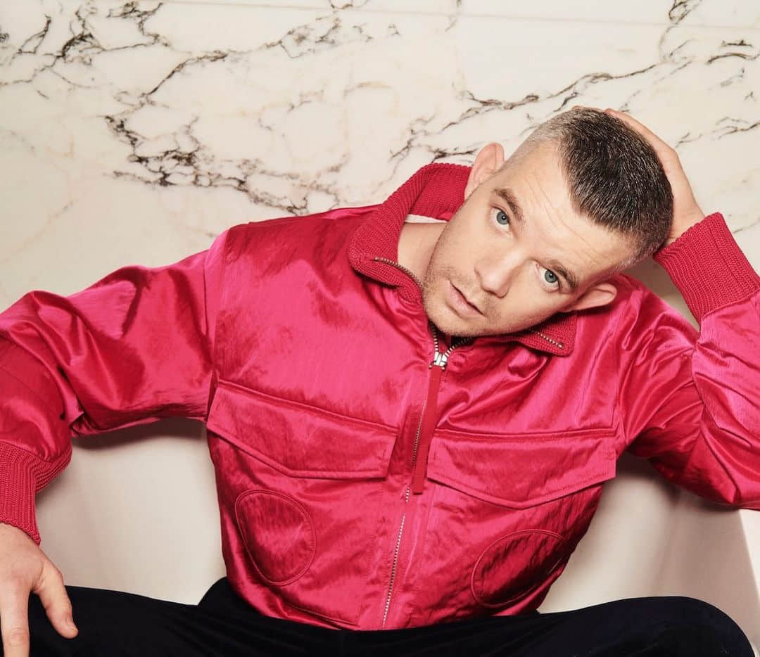 英國同志天菜 Russell Tovey 飾《美恐》深櫃警察 私下則與男友愛得相當高調!-NICEGAY