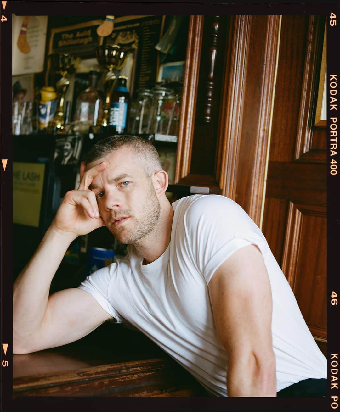 英國同志天菜 Russell Tovey 飾《美恐》深櫃警察 私下則與男友愛得相當高調!-NICEGAY