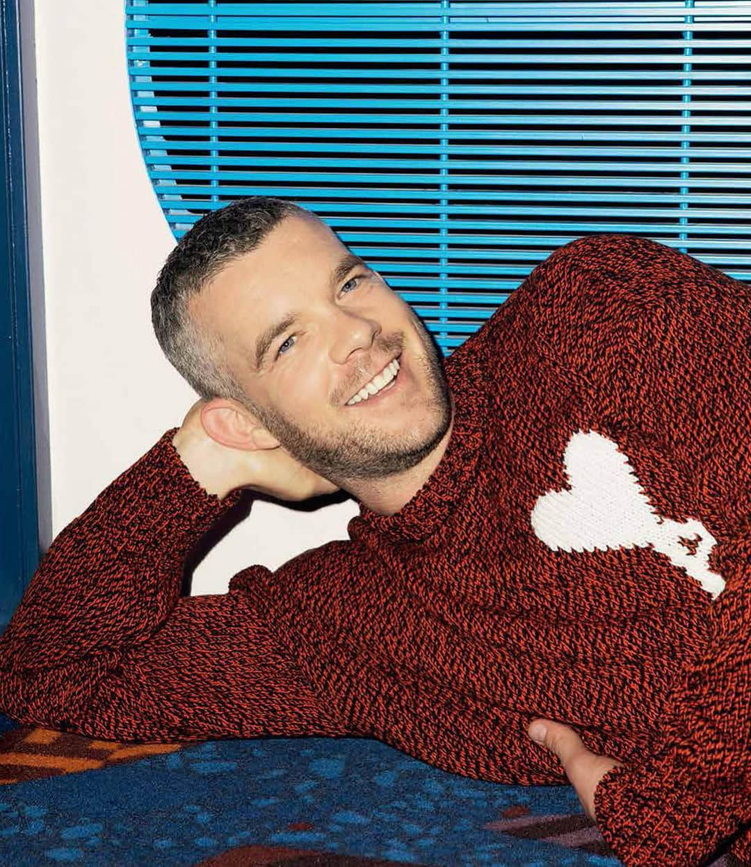 英國同志天菜 Russell Tovey 飾《美恐》深櫃警察 私下則與男友愛得相當高調!-NICEGAY