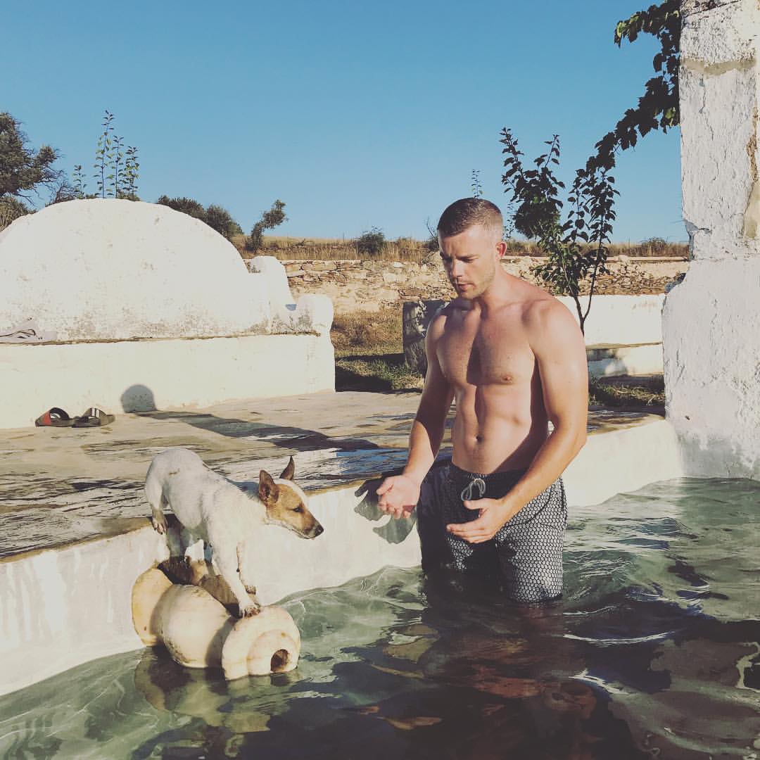 英國同志天菜 Russell Tovey 飾《美恐》深櫃警察 私下則與男友愛得相當高調!-NICEGAY