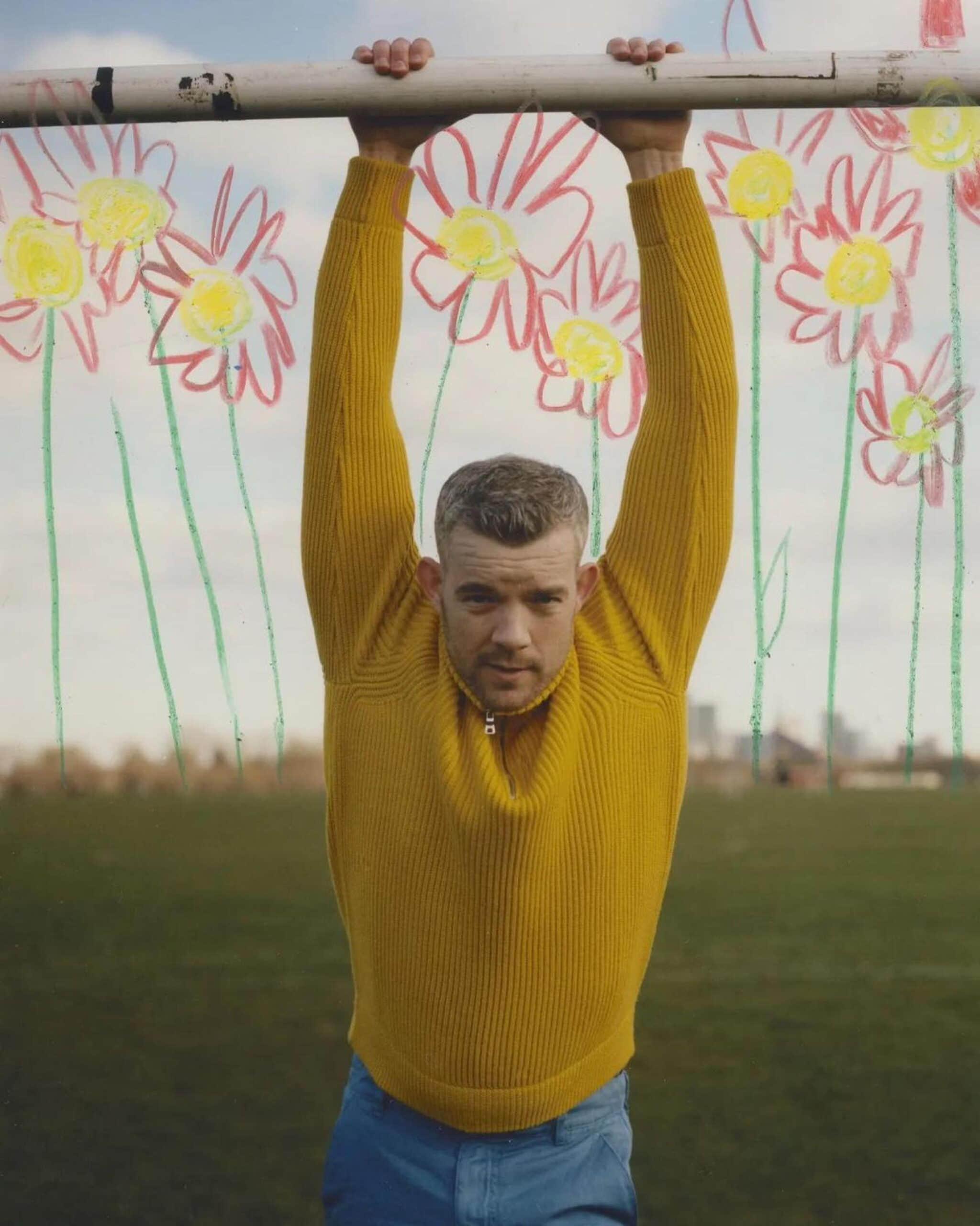 英國同志天菜 Russell Tovey 飾《美恐》深櫃警察 私下則與男友愛得相當高調!-NICEGAY