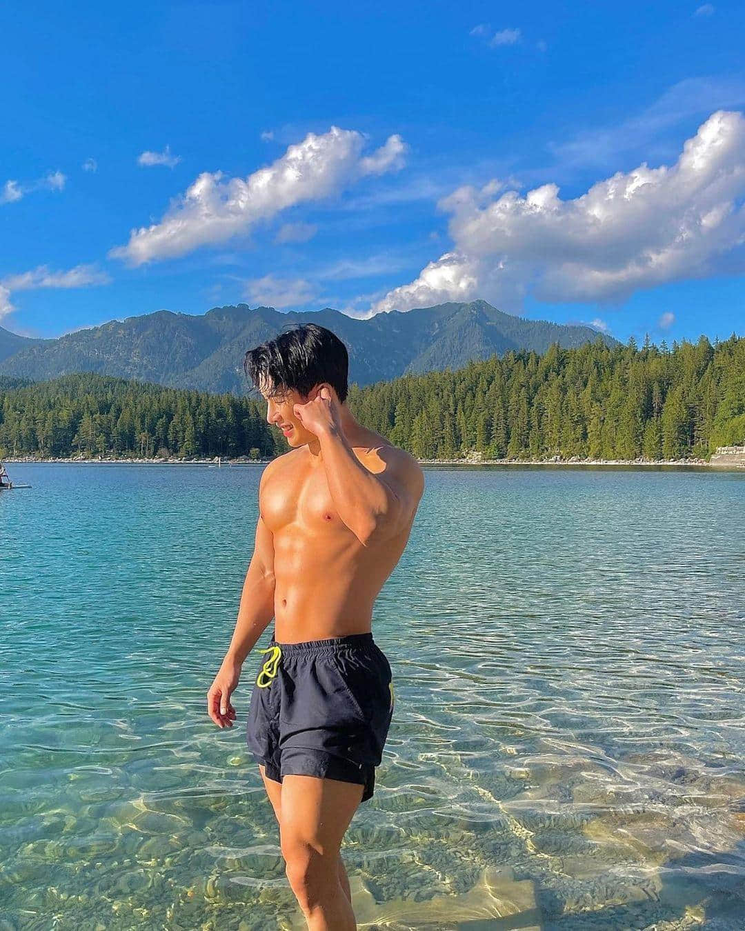 南韓歌手元虎入伍 以「半包露出」CK 內褲照與粉絲暫別-NICEGAY