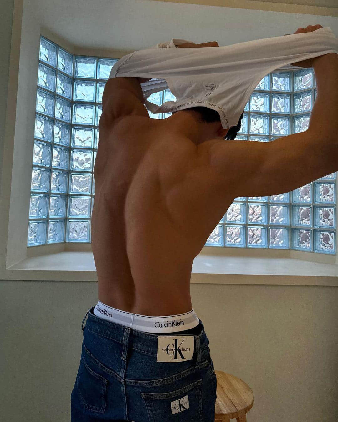 南韓歌手元虎入伍 以「半包露出」CK 內褲照與粉絲暫別-NICEGAY
