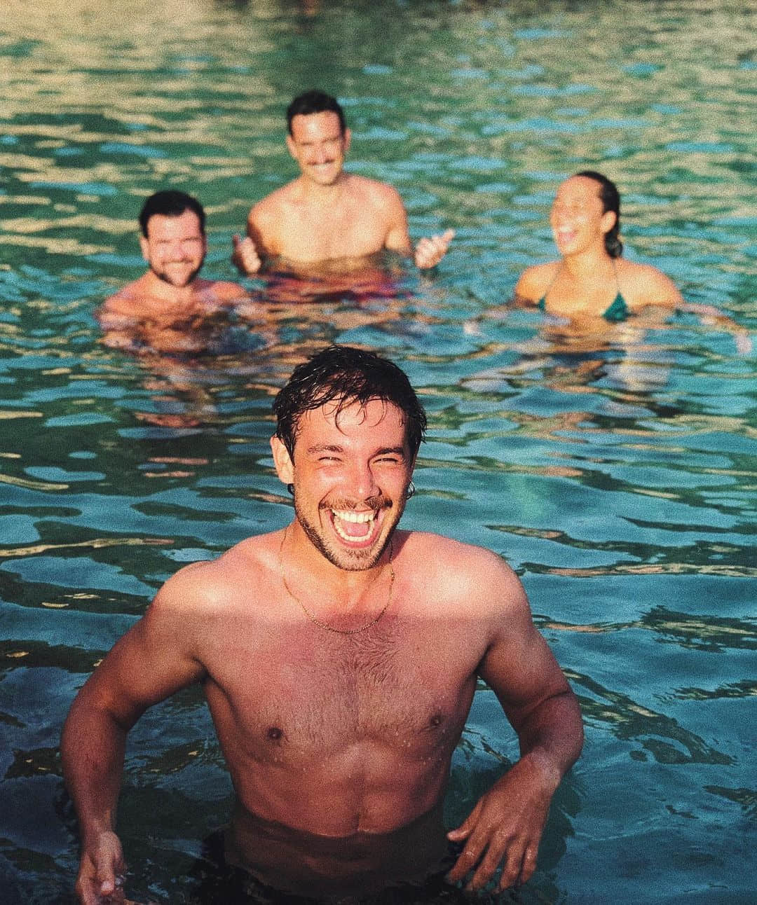 Carlos Cuevas 主演 Netflix 同志影集《微笑表錯情》 經典全裸鏡頭深得觀眾的心!-NICEGAY