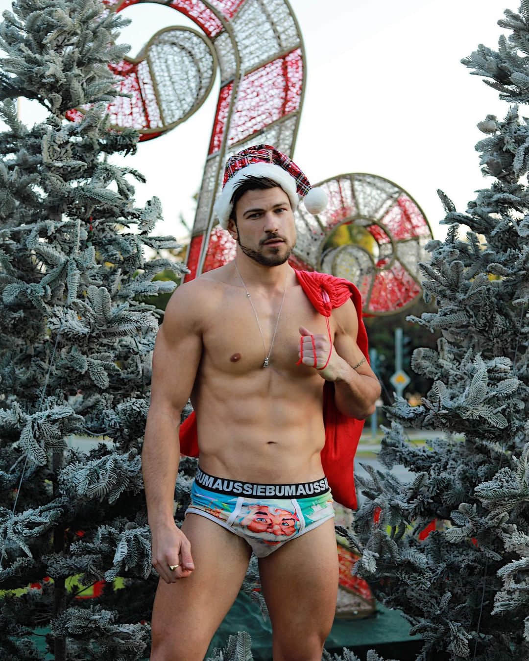 今年就由聖誕壯公公幫你送禮物 肌肉網帥瘋扮裝為派對暖身!-NICEGAY