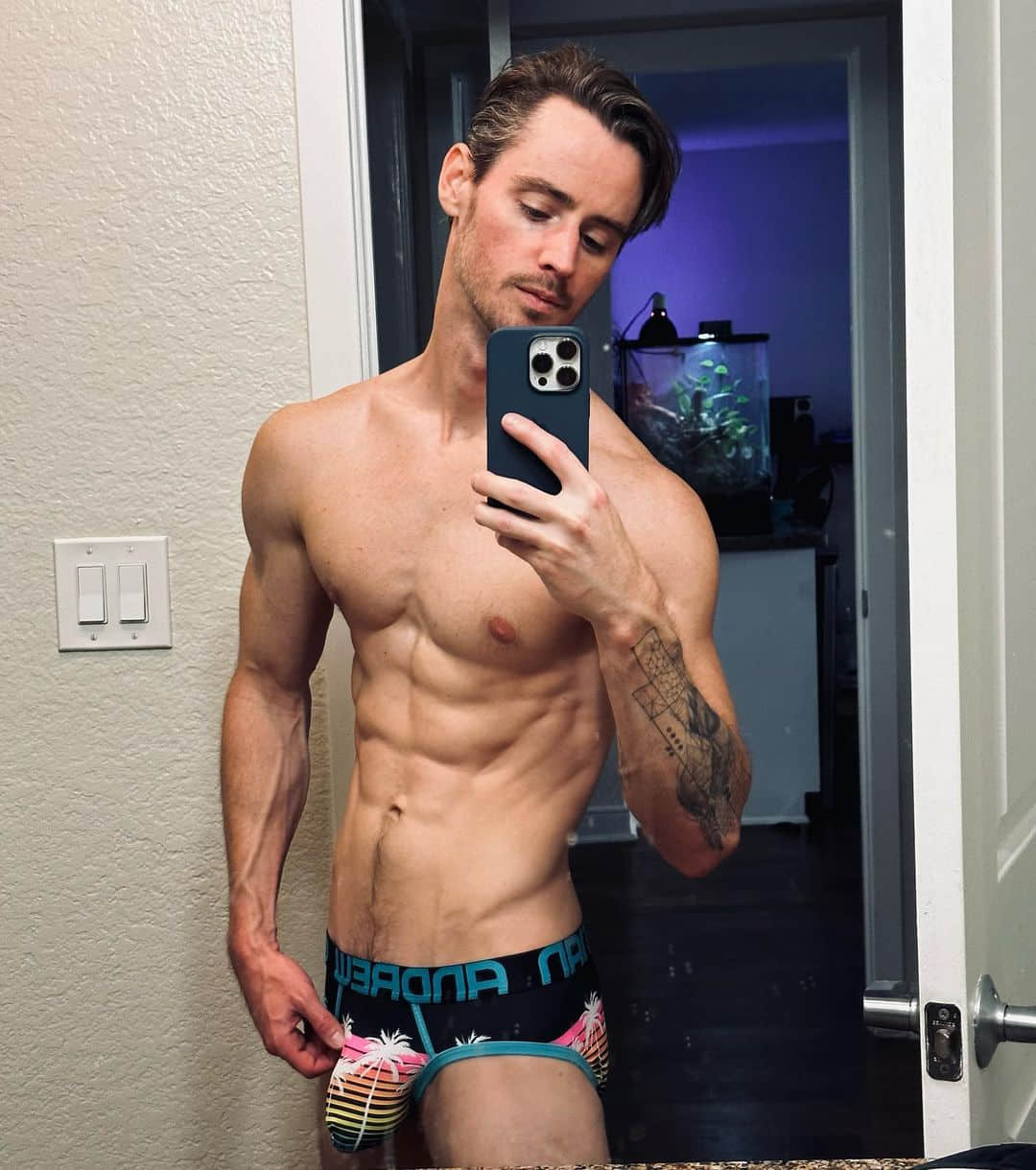 迪士尼童星自曝下海關鍵:「與其讓裸照外流被批評,不如自營 OnlyFans 大方賺!」-NICEGAY