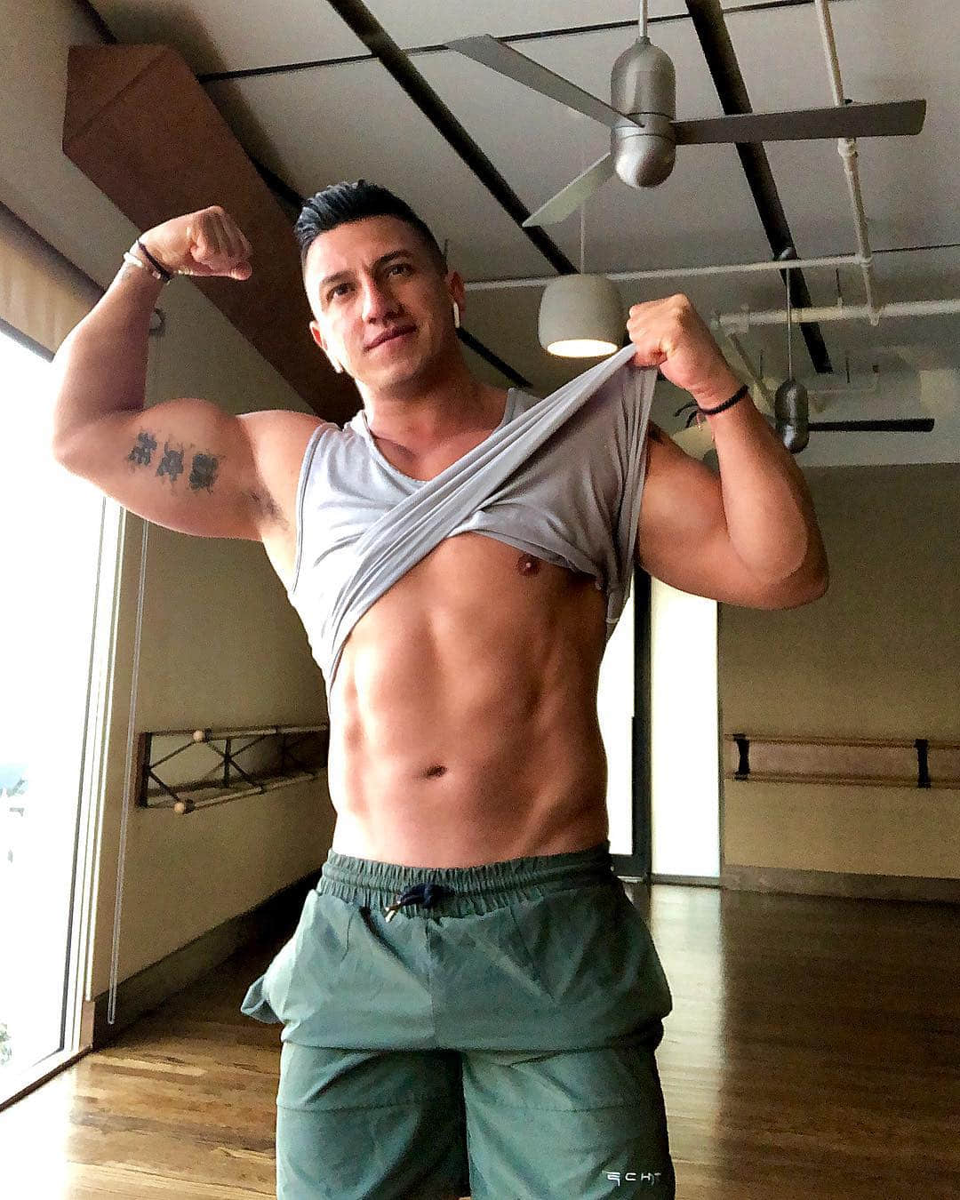 週一品肌肉|跟男模比帥! 拉丁猛男攝影師:Hector Fallas-NICEGAY