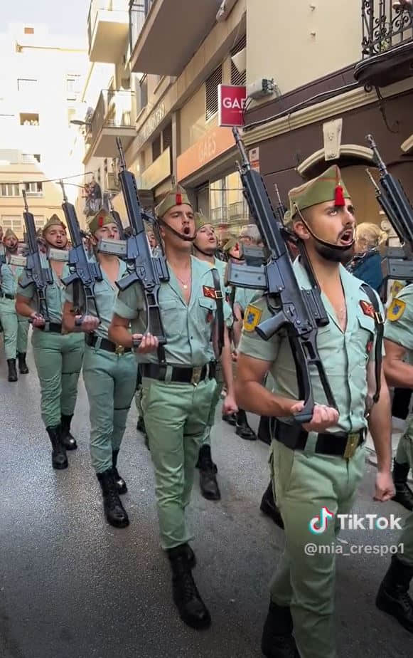 西班牙軍團閱兵太壯觀 胸肌巨根撐爆緊身軍裝!-NICEGAY