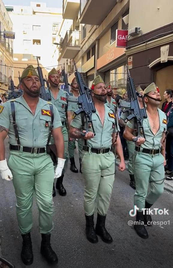 西班牙軍團閱兵太壯觀 胸肌巨根撐爆緊身軍裝!-NICEGAY