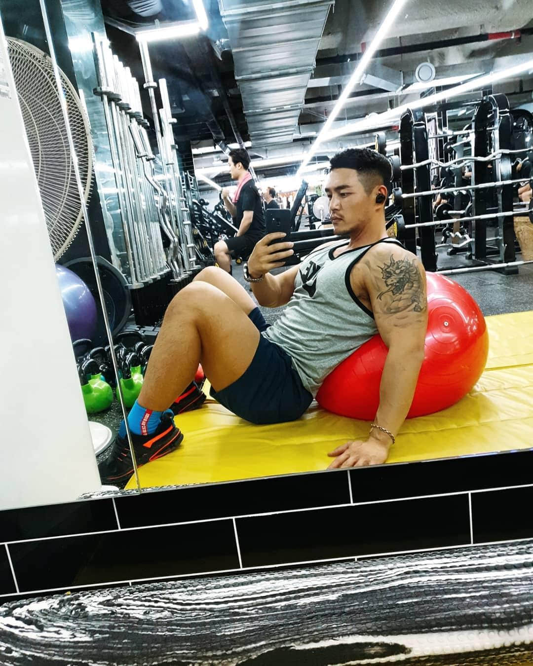 週一品肌肉|肌情四射洗剪吹!猛男歐巴髮型師:Tim park-NICEGAY