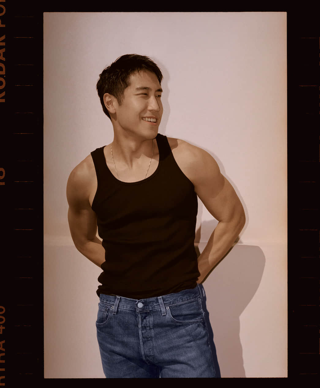 Netflix 影集《怒嗆人生》不僅劇情爽度高 男主角的帥弟弟也意外吸睛!-NICEGAY