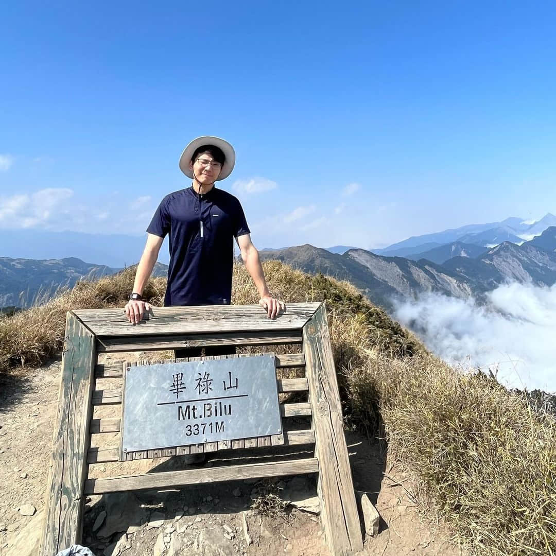 才貌雙全的鮮肉記者! 網讚:「深度報導超專業,健身增肌更誘人!」-NICEGAY