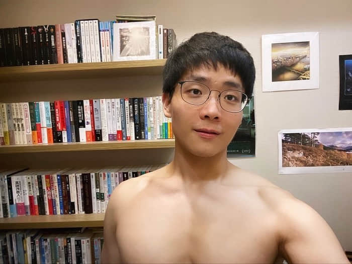 才貌雙全的鮮肉記者! 網讚:「深度報導超專業,健身增肌更誘人!」-NICEGAY