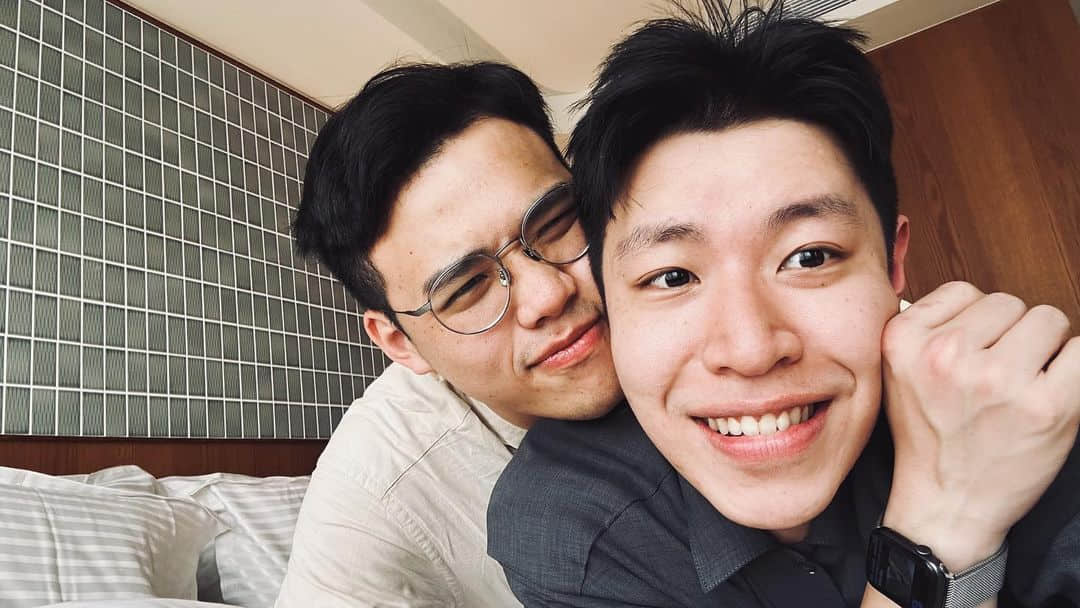 帥哥記者曬甜蜜合照分享喜訊 網友羨:「是出櫃嗎?兩個都好帥!」-NICEGAY