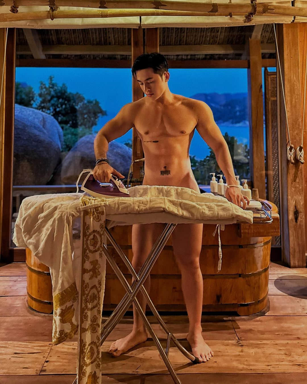 週六嚐鮮肉|條碼刺青炫腹!想「刷」一下越南潮男:Kyo Tran-NICEGAY