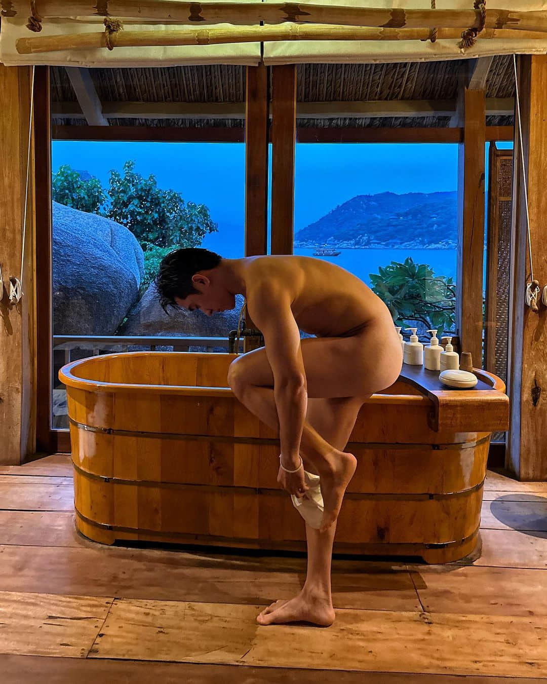 週六嚐鮮肉|條碼刺青炫腹!想「刷」一下越南潮男:Kyo Tran-NICEGAY