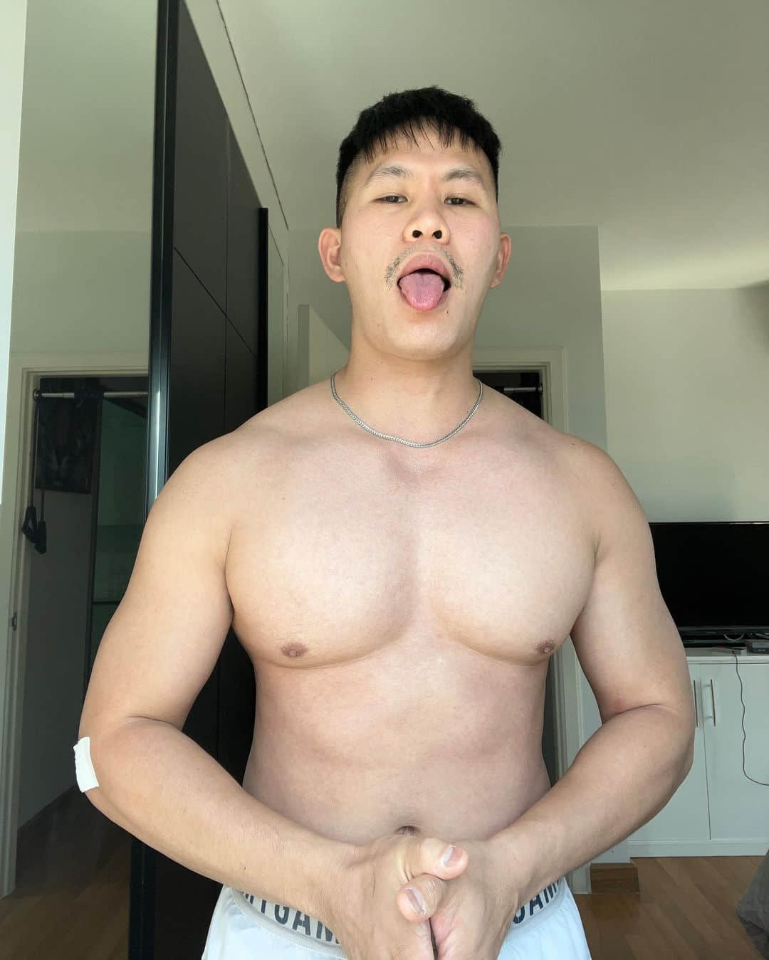 週一品肌肉|單眼皮壯熊!泰國內褲男模大秀傲人胸器:Tee-NICEGAY