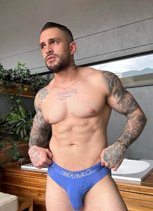 Pedro Pascal被抓包「追蹤GV男星」秒取關!半夜偷讚肉慾男歌手辣照 網熱議:偷偷藏不住!-NICEGAY