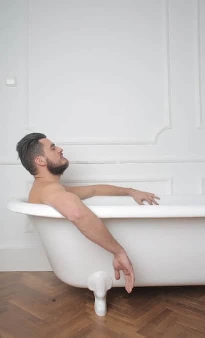 下載Grindr假裝是同志!直男找「健身伴」運完一起洗澡:差點被肛感覺很糟-NICEGAY