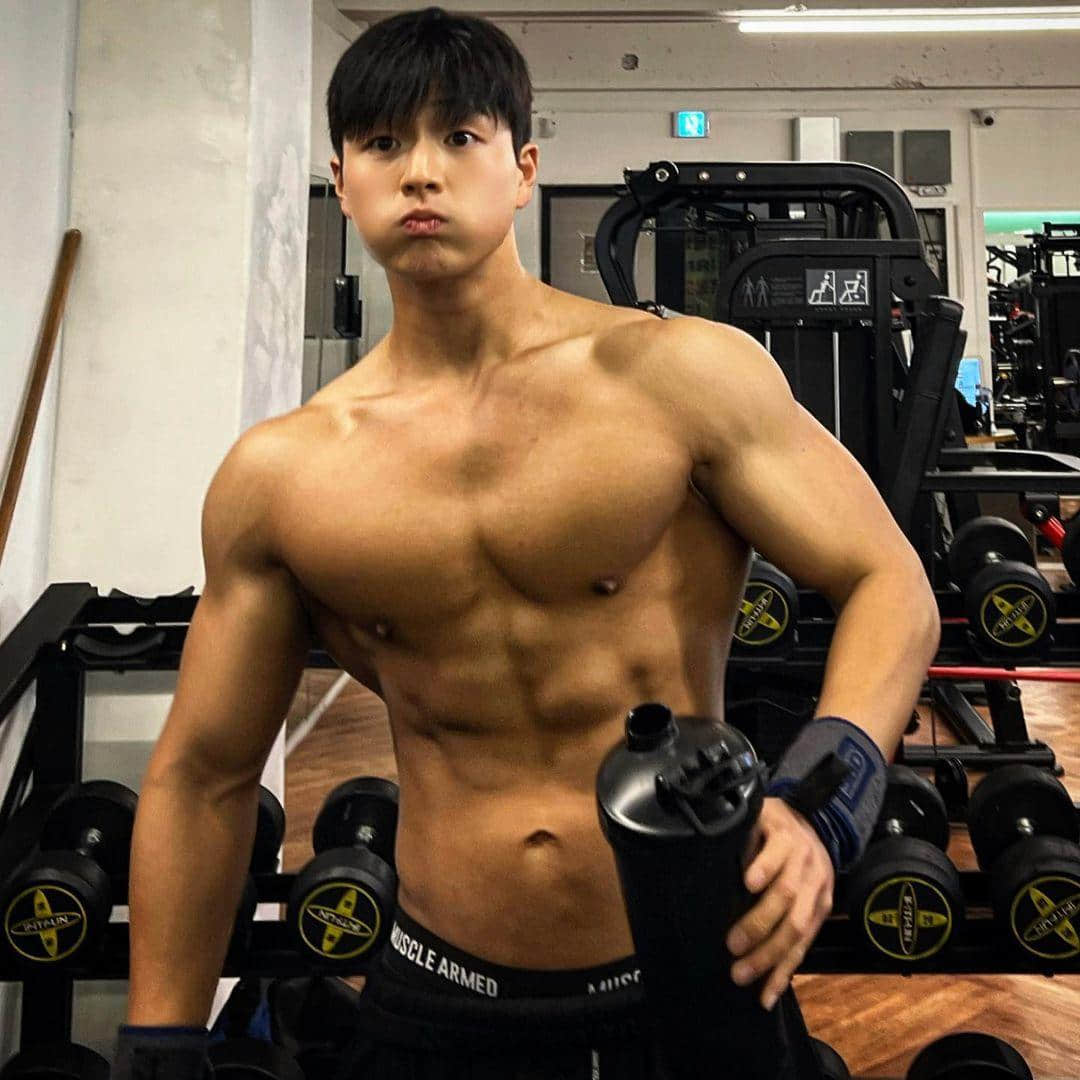 週六嚐鮮肉|大膽吃播香蕉? 美少年變身野獸的韓國歐巴:盧凪修-NICEGAY