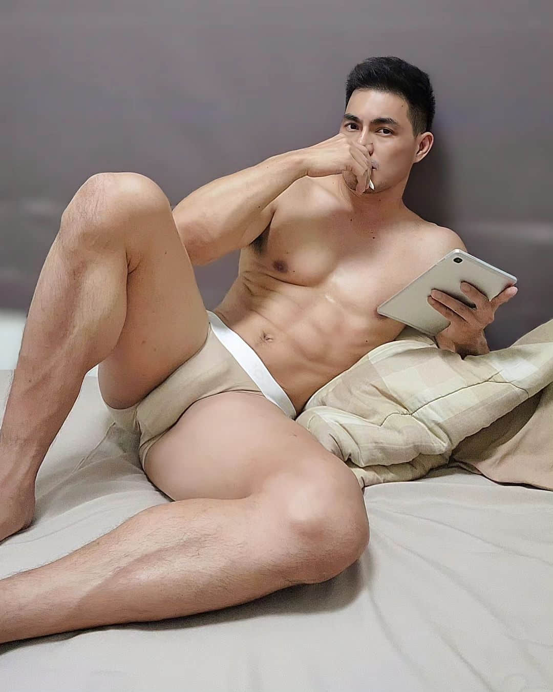 週一品肌肉|「愛吃香蕉的小小兵」太色遭禁?你越禁我越愛的泰國內褲男模:Ninegawky Jindarat-NICEGAY
