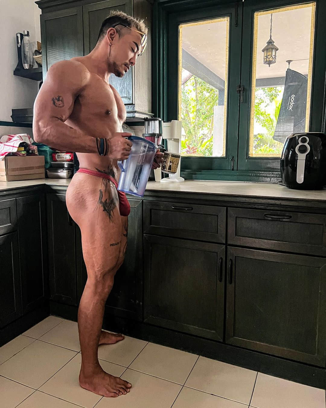 週一品肌肉|參演同志短片「肌烈碰撞」! 肌肉巨獸:Russ-NICEGAY