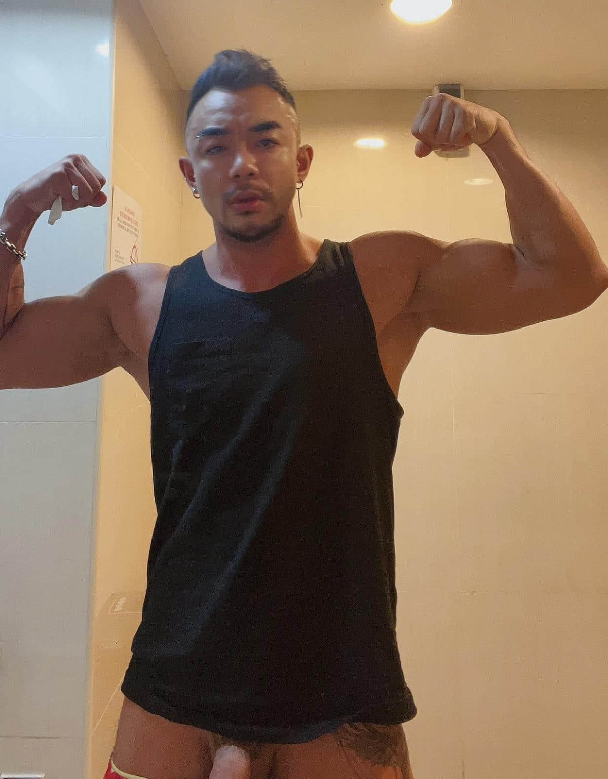 週一品肌肉|參演同志短片「肌烈碰撞」! 肌肉巨獸:Russ-NICEGAY