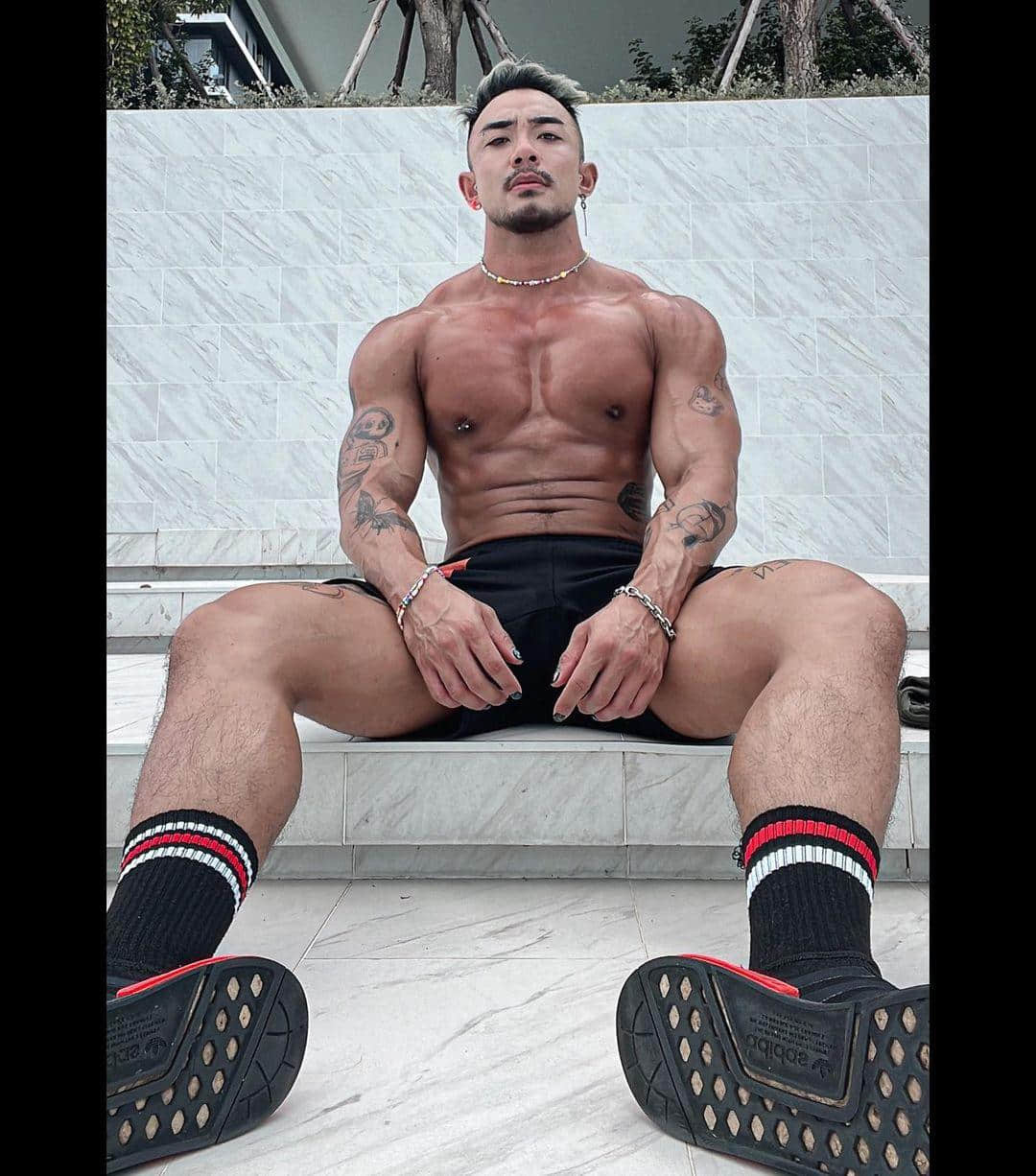 週一品肌肉|參演同志短片「肌烈碰撞」! 肌肉巨獸:Russ-NICEGAY