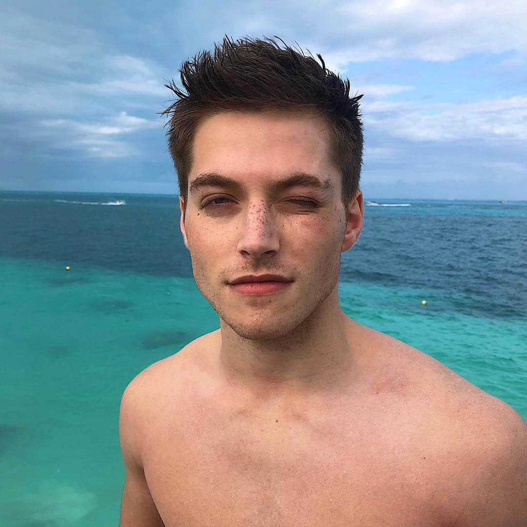 《熱戀彩虹島》Zane Phillips 高調曬男友 坦言:「酷兒演員的路不好走。」-NICEGAY