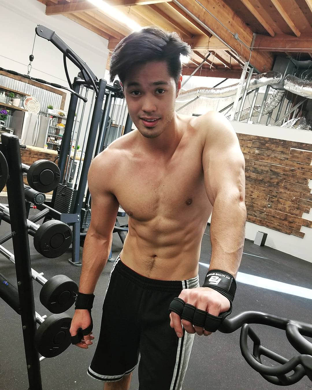 亞裔混血帥哥 Ross Butler 前進好萊塢 增肌演出格鬥選手-NICEGAY