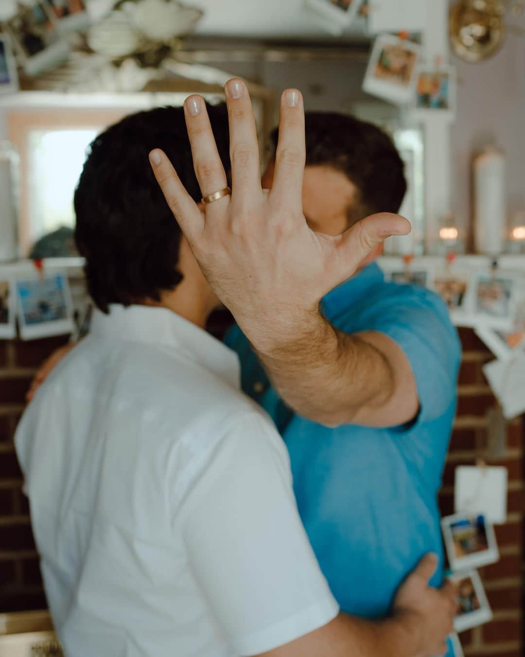 將交往多年的閃照掛滿溫暖的家 同志情侶求婚太可愛!-NICEGAY