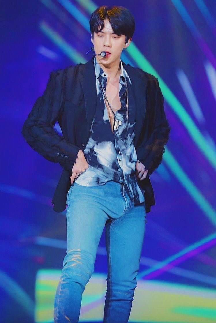 隊友伯賢認證:「他真的很雄偉!」 韓國天團 EXO 吳世勳的「大包」合輯!-NICEGAY