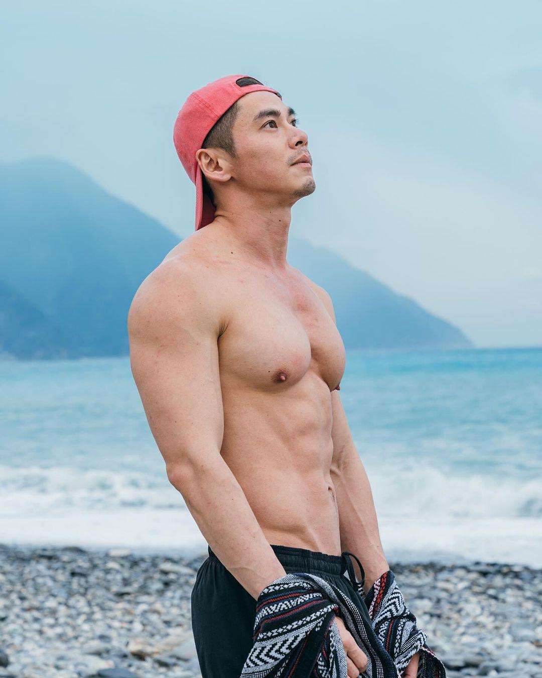 週一品肌肉|想喝我的木瓜牛奶嗎? 厚乳健身模特:Sean-NICEGAY