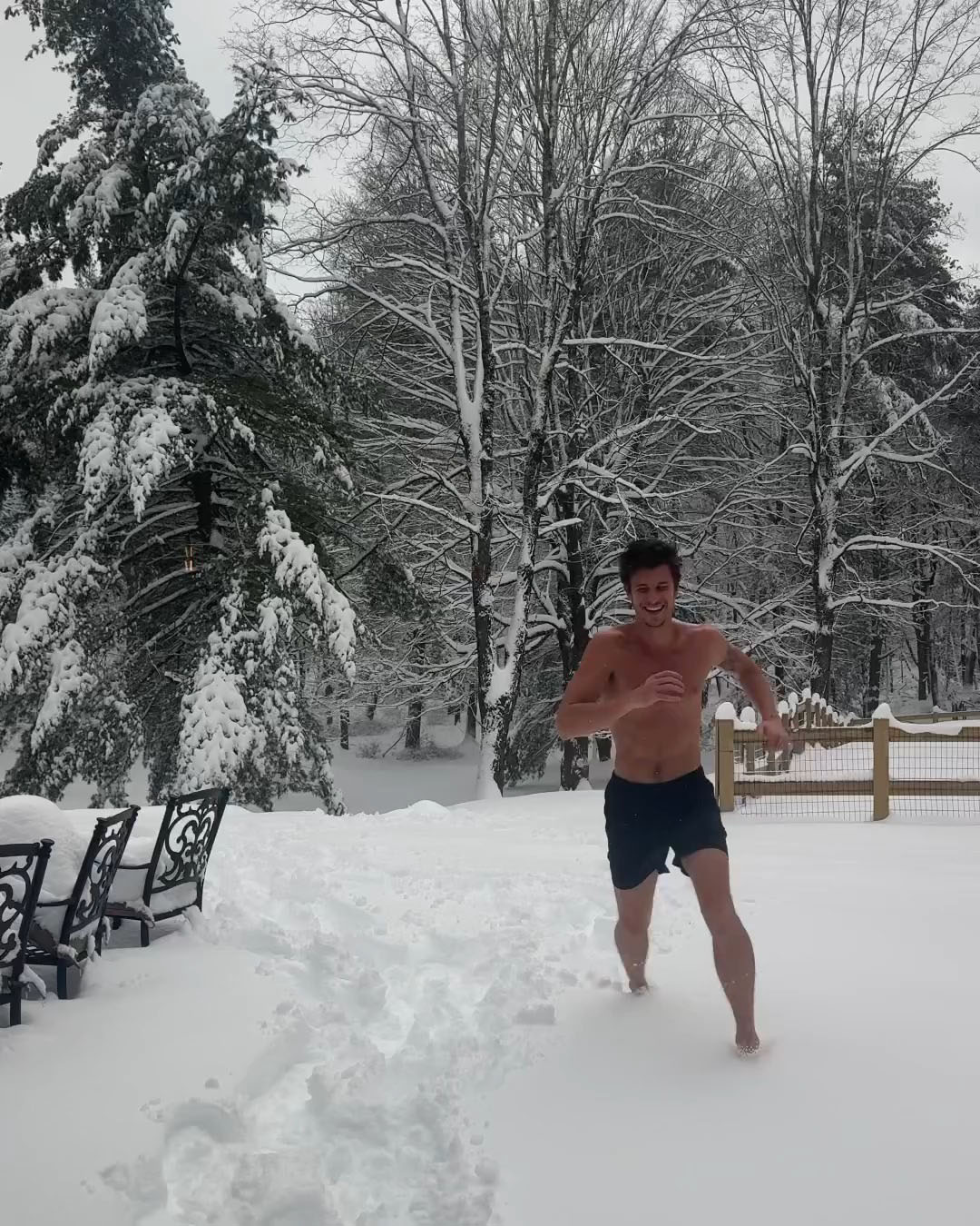 鮮肉歌手尚恩曼德斯雪地中裸奔 網笑:加拿大男孩的日常。-NICEGAY