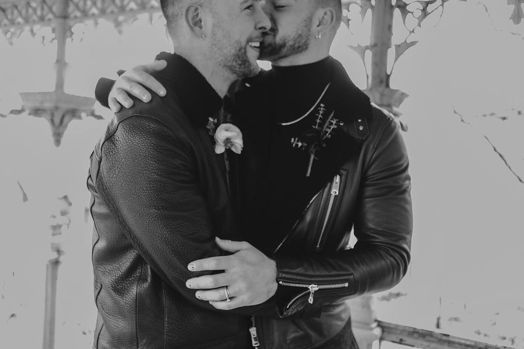 英國烘焙男神結婚照太辣 街頭「閃露翹臀」曬恩愛-NICEGAY