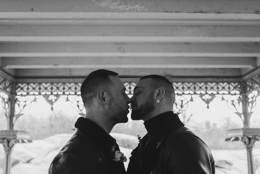 英國烘焙男神結婚照太辣 街頭「閃露翹臀」曬恩愛-NICEGAY