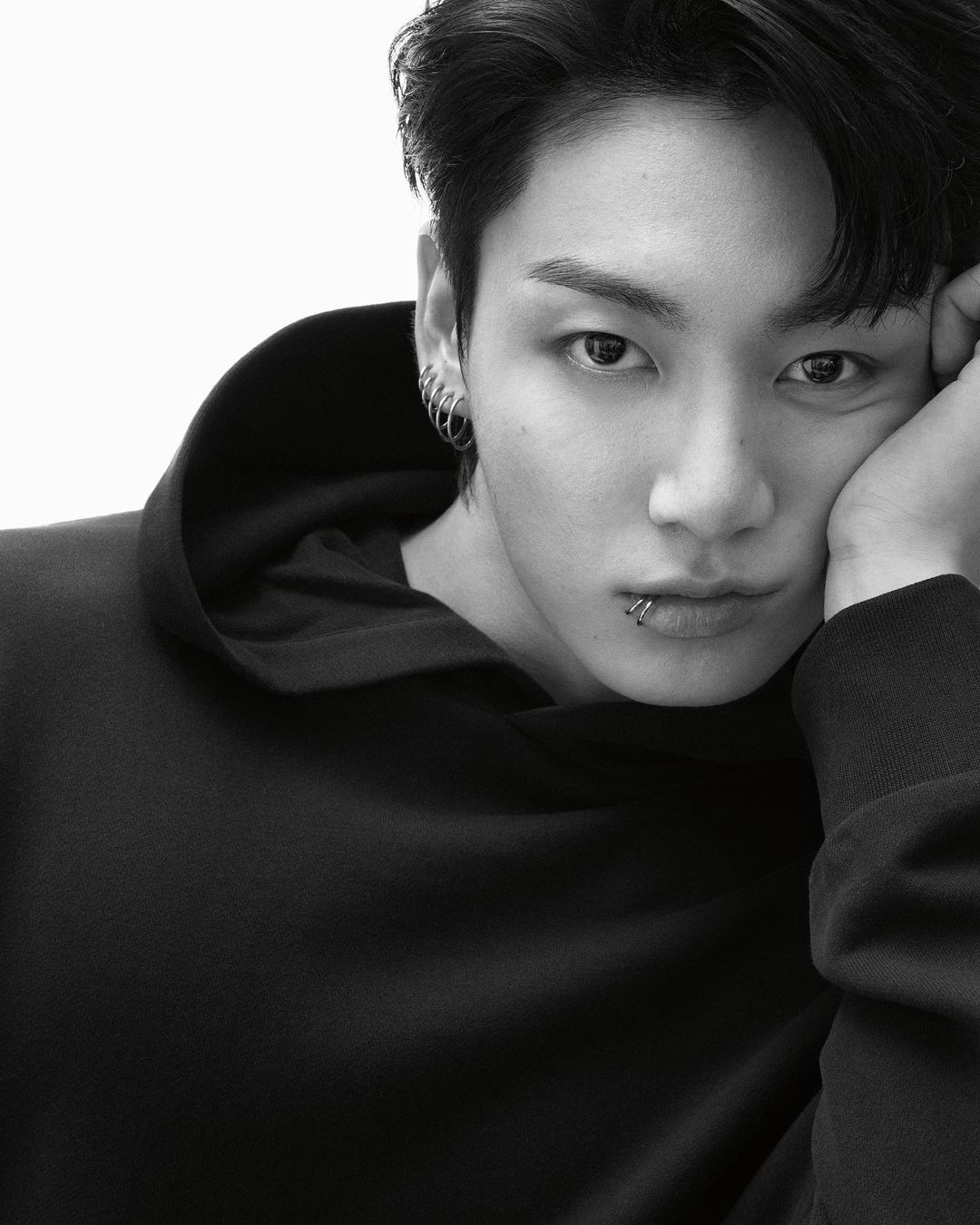 BTS 田柾國擔任 CK 代言人 大方露胸腹肌展現性感-NICEGAY