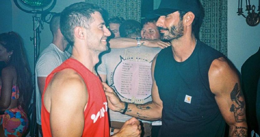 英同志男星 Julian Morris 夫夫熱戀不退燒:「他 X 的 20 年了!」-NICEGAY