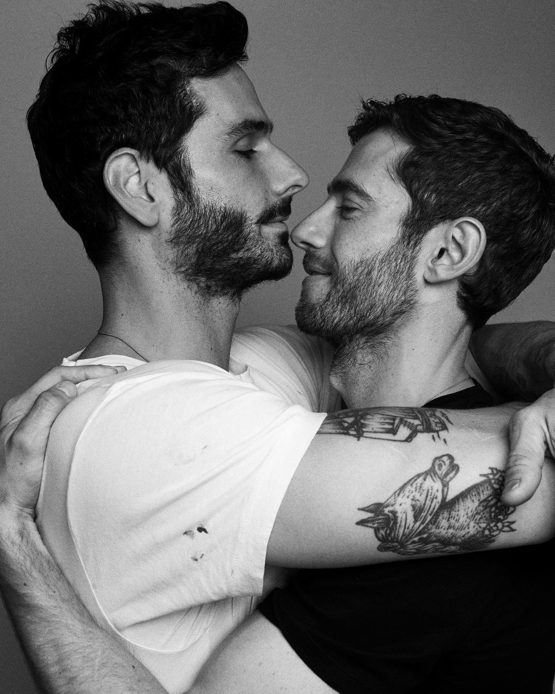 英同志男星 Julian Morris 夫夫熱戀不退燒:「他 X 的 20 年了!」-NICEGAY