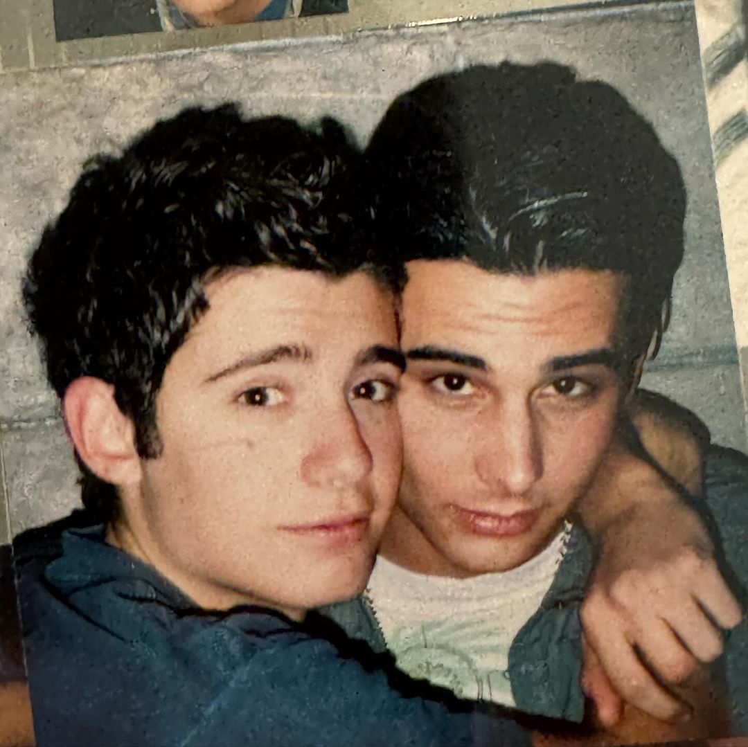 英同志男星 Julian Morris 夫夫熱戀不退燒:「他 X 的 20 年了!」-NICEGAY