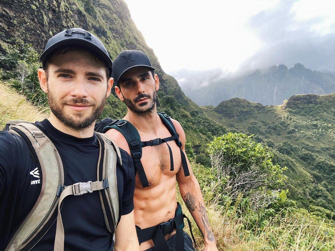 英同志男星 Julian Morris 夫夫熱戀不退燒:「他 X 的 20 年了!」-NICEGAY