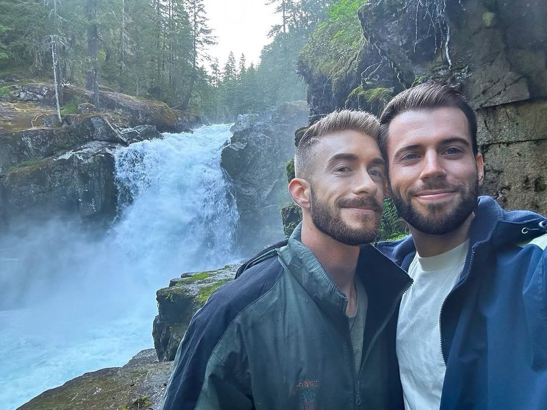 美夫夫訂婚前驚覺:「還是孩子的我們曾在 25 年前同框慶生!」-NICEGAY