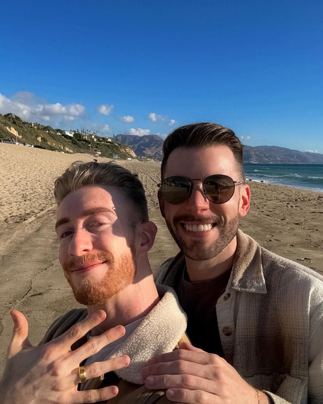 美夫夫訂婚前驚覺:「還是孩子的我們曾在 25 年前同框慶生!」-NICEGAY